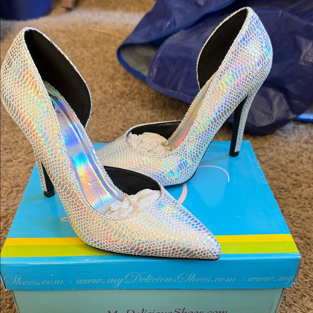 Delicious Silver Iridescent Snakeskin Heels. Size 7